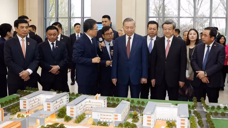 El secretario general del Partido Comunista de Vietnam y presidente de la República, To Lam, visita la Nueva Área de Xiong'an, en la provincia china de Hebei. (Foto: VNA)