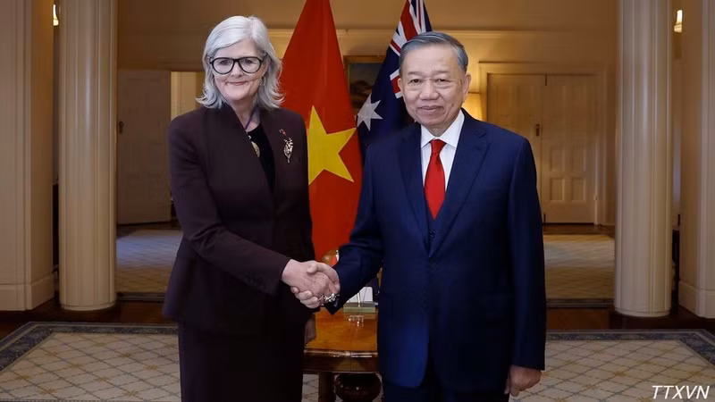 El secretario general del Partido Comunista y presidente de Vietnam, To Lam, y la gobernadora general de Australia, Sam Mostyn, en la bienvenida ofrecida al mandatario. (Foto: VNA)