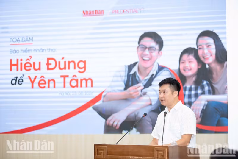 Nguyen Hoang Nhat, subjefe de la Redacción Digital de Nhan Dan, habla en el simposio. (Foto: Nhan Dan)