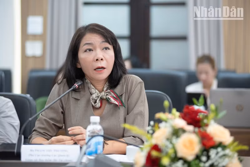 Pham Thu Huong, vicedirectora de la Agencia de Supervisión de Seguros del Ministerio de Finanzas, interviene en la cita. (Foto: Nhan Dan)