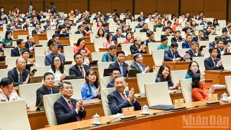 El secretario general del Partido Comunista y presidente de Vietnam, To Lam (primera fila, segundo a la derecha) y el primer ministro, Le Minh Hung, junto a los demás delegados en la sesión de clausura del primer período de sesiones extraordinario de la Asamblea Nacional de la XVI legislatura. (Foto: Nhan Dan)