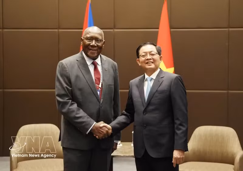El viceprimer ministro vietnamita Ho Quoc Dung y el vicepresidente de Cuba, Salvador Valdés Mesa. (Foto: VNA)