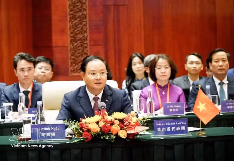 Le Minh Ngan, miembro del Comité Central del Partido Comunista de Vietnam, secretario del Comité partidista en Lai Chau y presidente del Consejo Popular de esa provincia, habla en la reunión. (Foto: VNA)
