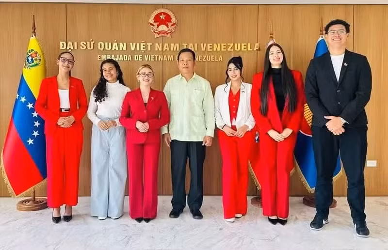 El embajador de Vietnam en Caracas, Vu Trung My, posa junto a los jóvenes visitantes. (Foto: VNA)