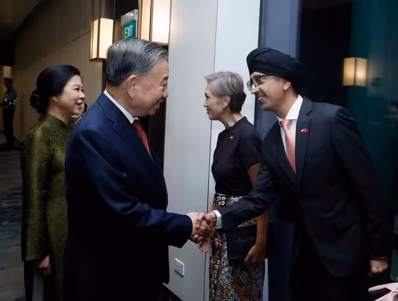 El secretario general del Partido Comunista y presidente de Vietnam, To Lam, y su cónyuge, Ngo Phuong Ly, llegan al aeropuerto de Changi para iniciar una visita de Estado a Singapur. (Foto: VNA)