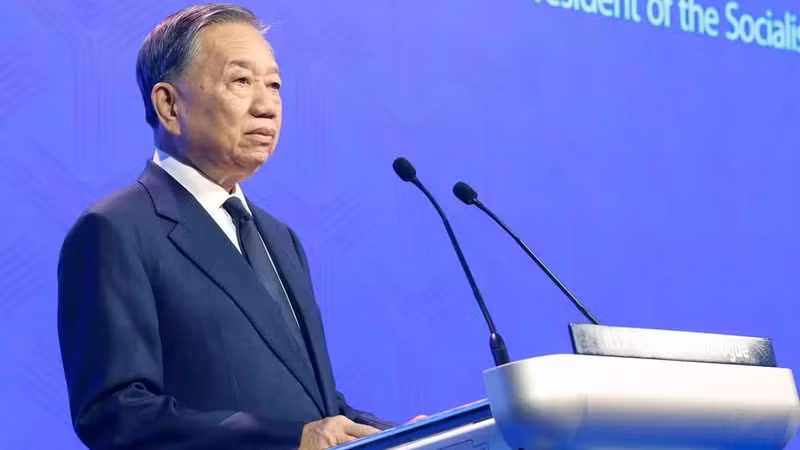 El secretario general del Partido Comunista y presidente de Vietnam, To Lam, pronuncia el discurso principal del 23º Diálogo de Shangri-La. (Foto: VNA)