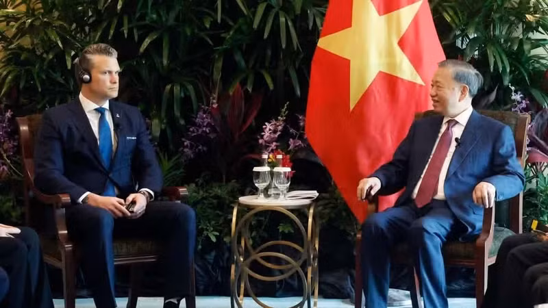 El secretario general del Partido Comunista y presidente de Vietnam, To Lam, recibe al secretario de Guerra de Estados Unidos, Pete Hegseth. (Foto: VNA)