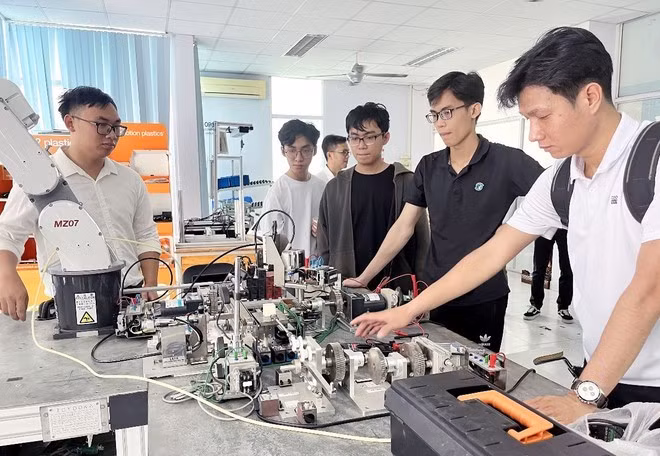 Estudiantes realizan sus investigaciones en el Centro de Formación del Parque de Alta Tecnología de Ciudad Ho Chi Minh. (Foto: VNA)