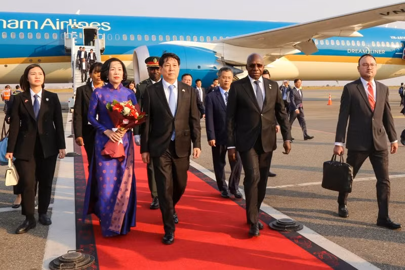 El presidente de Vietnam, Luong Cuong, y su esposa llegan a Luanda, iniciando su visita de Estado a Angola. (Foto: VNA)