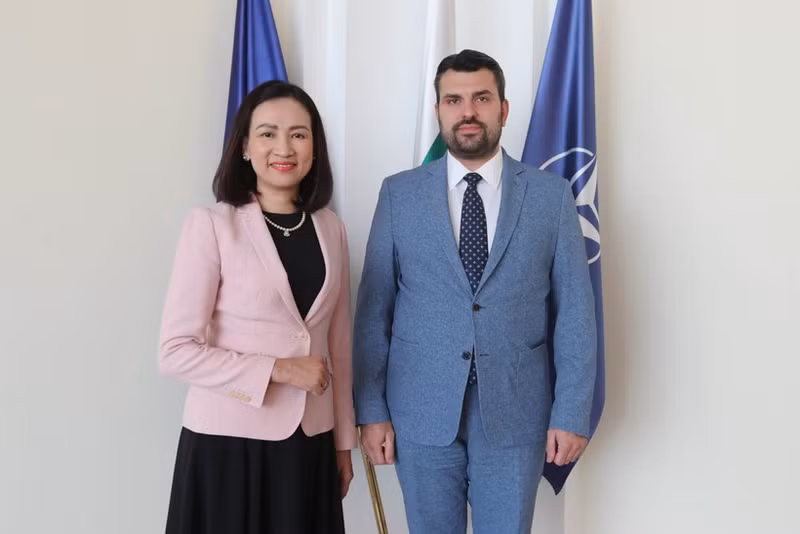 La embajadora de Vietnam en Bulgaria, Nguyen Thi Minh Nguyet, y el ministro de Asuntos Exteriores de Bulgaria, Georg Georgiev. (Foto: VNA)
