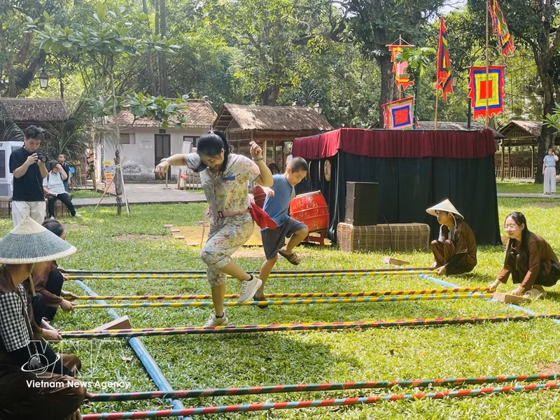 Turistas participan en juegos tradicionales en el Templo de la Literatura. (Foto: VNA)