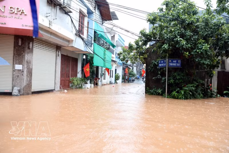 El tifón Narra causa fuertes lluvias y daños en la región norteña de Vietnam. (Foto: VNA)