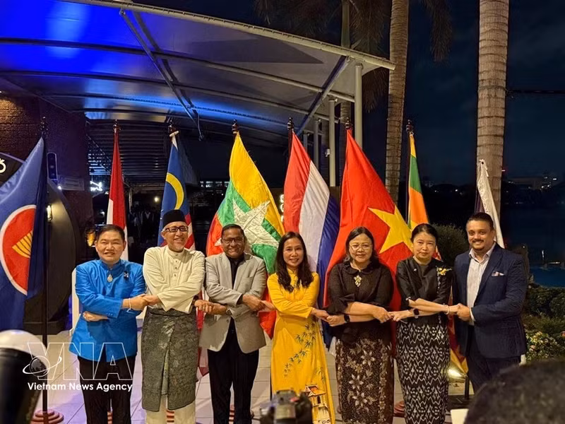 Embajadores de países miembros de la Asean en Sri Lanka y delegados al evento. (Foto: VNA)