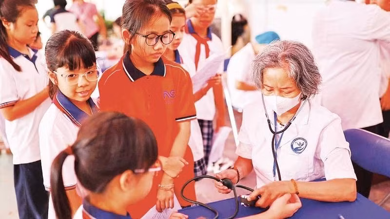 Examen médico gratuito para alumnos de la escuela primaria de Nguyen Sieu, en Hanói. (Foto: Nhan Dan)