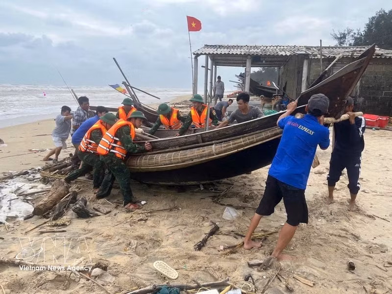 Las autoridades y pescadores llevan barcos a tierra para protegerlos de la tormenta. (Foto: VNA)