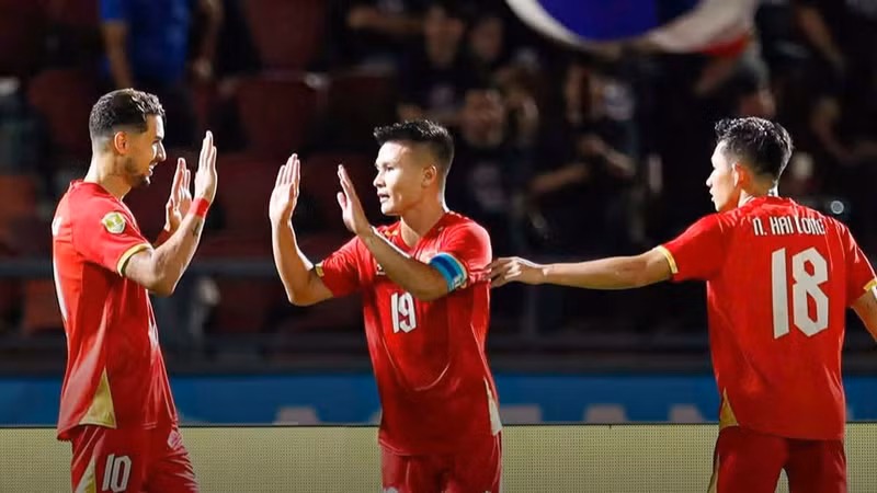 Los jugadores vietnamitas celebran el gol de Quang Hai (número 19). (Foto: Federación de Fútbol de Vietnam)
