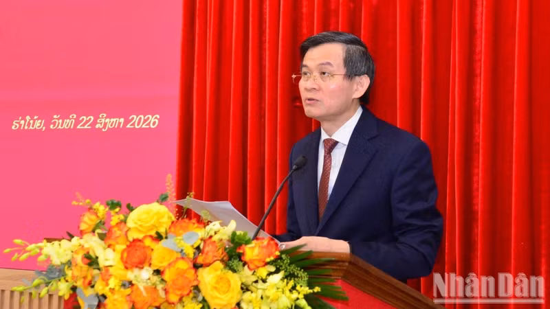 Doan Minh Huan, miembro del Buró Político del Comité Central del Partido Comunista de Vietnam y director de la Academia Nacional de Política Ho Chi Minh, habla en la reunión. (Foto: Nhan Dan)