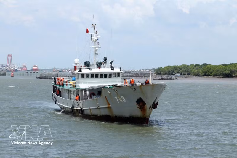 El buque 743 traslada al pescador Truong Van Chung de regreso al puerto al mediodía del 18 de agosto de 2026. (Foto: VNA)