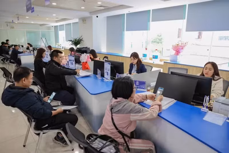 En la sucursal de Tay Ho del Centro de Servicios Administrativos Públicos. (Foto: VNA)
