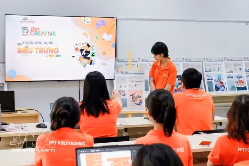 Estudiantes practican la aplicación de software de tecnología digital. (Foto de ilustración: VNA)