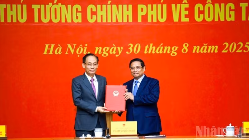 El primer ministro Pham Minh Chinh entrega la decisión de nombramiento al miembro del Secretariado del Comité Central del Partido Comunista de Vietnam y jefe de su Oficina, Le Hoai Trung. (Foto: VNA)