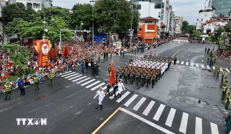 Ciudadanos de la capital presencian el ensayo.