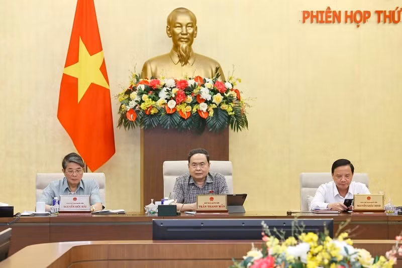 El presidente de la Asamblea Nacional de Vietnam, Tran Thanh Man (centro), interviene en la reunión. (Foto: VNA)