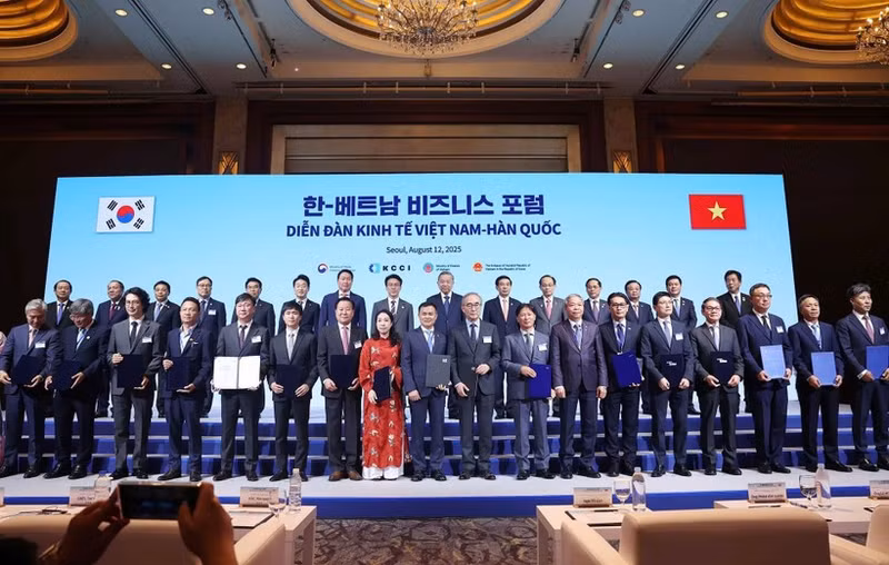 El intercambio de memorandos de entendimiento se enmarca en el Foro Económico Vietnam-Corea del Sur desarrollado el 12 de agosto en Seúl. (Foto: VNA)