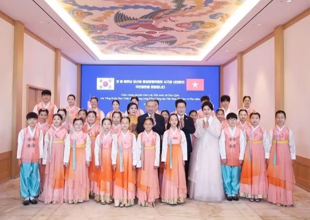El presidente Lee Jae Myung y su esposa, posan junto al secretario general del Partido Comunista de Vietnam, To Lam, y su esposa para una foto con niños coreanos en la ceremonia de bienvenida al líder vietnamita. (Foto: VNA)