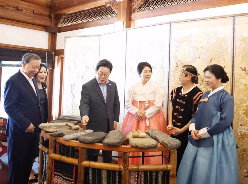El secretario general del Partido Comunista de Vietnam, To Lam, y su cónyuge, Ngo Phuong Ly, enseñan el xilófono de piedra de Vietnam al presidente de Corea del Sur, Lee Jae Myung, y su esposa, Kim Hae Kyung. (Foto: VNA)
