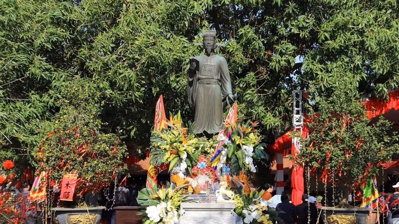Estatua de To Hien Thanh en la comuna hanoyense de O Dien, su pueblo natal. (Foto: Nhan Dan)