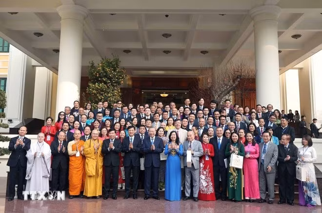 El secretario general del Partido Comunista de Vietnam, To Lam, se toma una foto con destacados residentes connacionales en el extranjero que asisten al programa "Primavera en la Patria" en 2025. (Fotografía: VNA)
