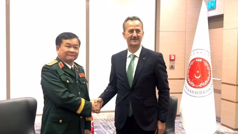 El teniente general Hoang Xuan Chien (izquierda), miembro del Comité Central del Partido Comunista de Vietnam, integrante de la Junta Permanente de la Comisión Militar Central y viceministro de Defensa, se reúne con el presidente de la Agencia de la Industria de Defensa de Turquía, Haluk Görgün. (Foto: Nhan Dan)