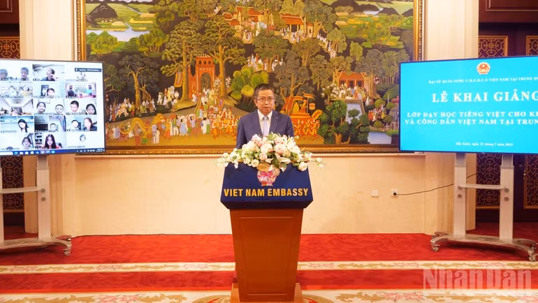 El embajador de Vietnam en China, Pham Thanh Binh, habla en el acto inaugural de la clase. (Foto: Nhan Dan)