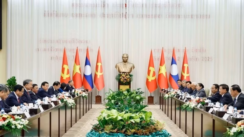 El secretario general del Partido Comunista de Vietnam, To Lam, y el secretario general del Partido Popular Revolucionario y presidente de Laos, Thongloun Sisoulith, copresiden el Encuentro de Alto Nivel entre los dos Partidos. (Foto: VNA)
