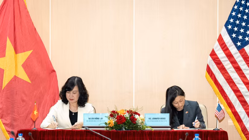 La ministra de Salud Pública de Vietnam, Dao Hong Lan, y la embajadora de Estados Unidos en Hanói, Jennifer McNamara, firman el documento. (Foto: Embajada de Estados Unidos en Vietnam)