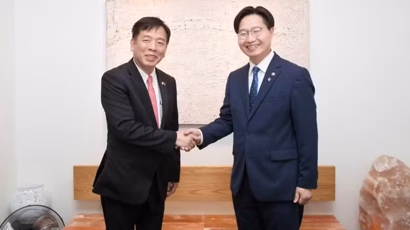 El embajador Vu Ho mantiene una reunión de trabajo con Koo Huck Chae, primer viceministro del Ministerio de Ciencia y Tecnologías de la Información y la Comunicación de Corea del Sur, para compartir ideas sobre la cooperación en ciencia, tecnología e innovación, el 2 de junio de 2026. (Foto: Embajada de Vietnam en Corea del Sur)