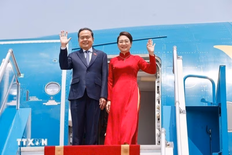 El presidente de la Asamblea Nacional de Vietnam, Tran Thanh Man, y su esposa viajan a Malasia. (Foto: VNA)