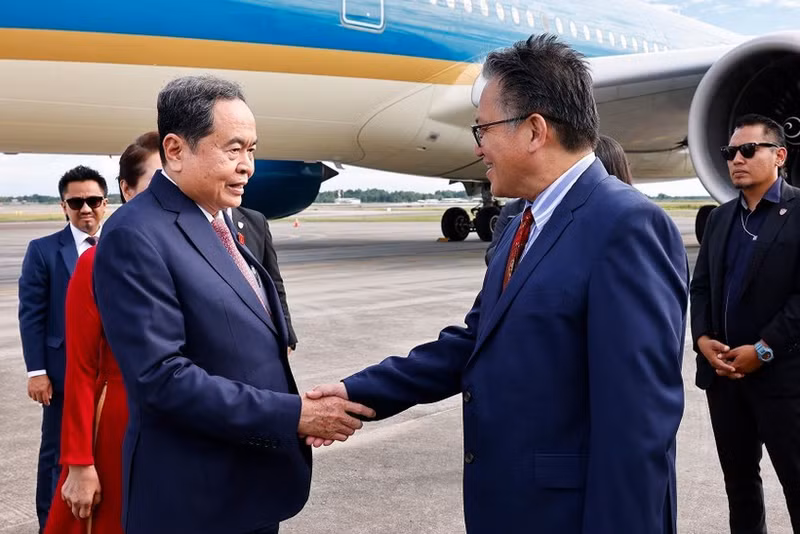 El presidente de la Asamblea Nacional de Vietnam, Tran Thanh Man, junto a su esposa, Nguyen Thi Thanh Nga, y una delegación de alto nivel, arriba hoy a Kuala Lumpur. (Foto: VNA)