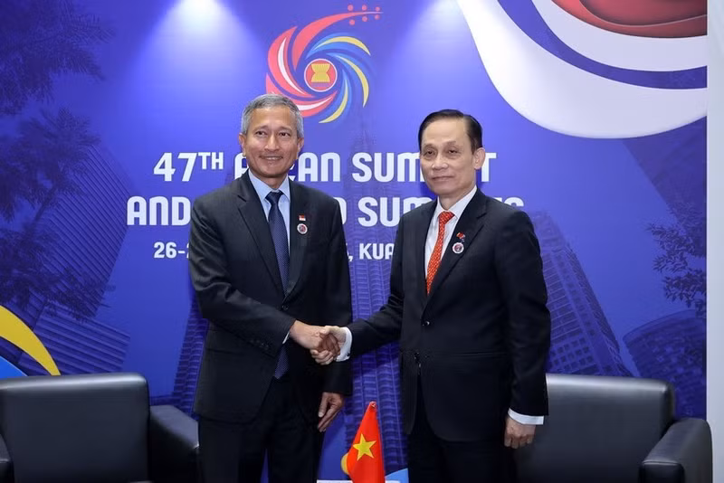 El ministro de Relaciones Exteriores de Vietnam, Le Hoai Trung (derecha), y su homólogo singapurense, Vivian Balakrishnan. (Foto: Ministerio de Relaciones Exteriores de Vietnam)