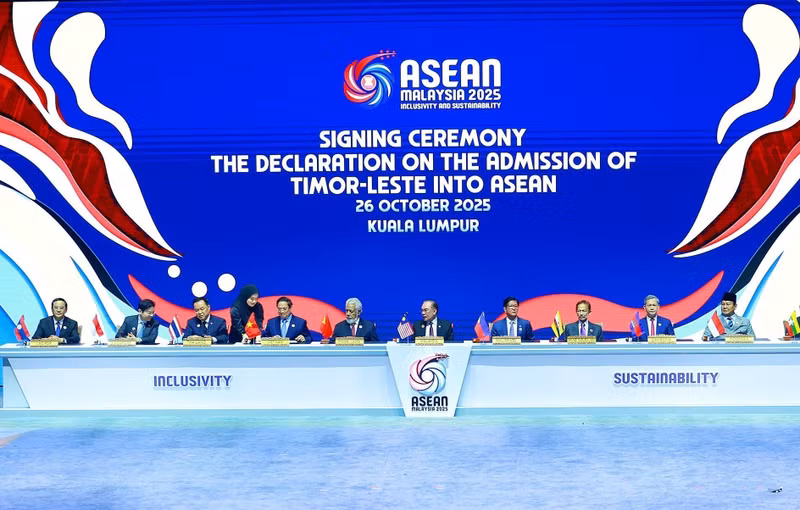 Escena de la firma de la Declaración sobre la Admisión de Timor Oriental a la Asean. (Foto: VNA)