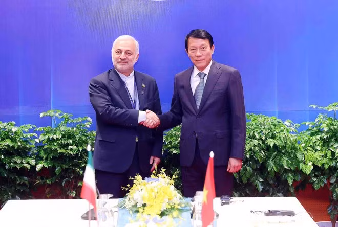 El ministro de Seguridad Pública de Vietnam, general Luong Tam Quang (derecha), y el viceministro de Relaciones Exteriores de Irán para Asuntos Consulares, Parlamentarios y de Iranianos en el Exterior, Vahid Jalalzadeh. (Foto: VNA)
