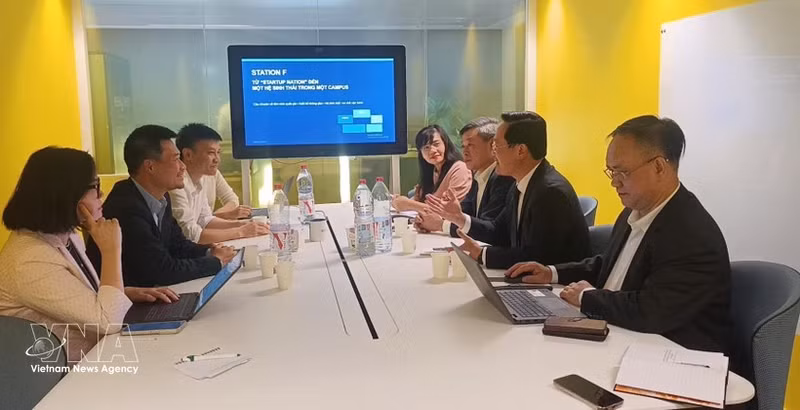 Vista de la reunión entre la delegación de la Comisión de Políticas y Estrategias del Comité Central del Partido Comunista de Vietnam y el centro de emprendimiento Station F. (Foto: VNA)