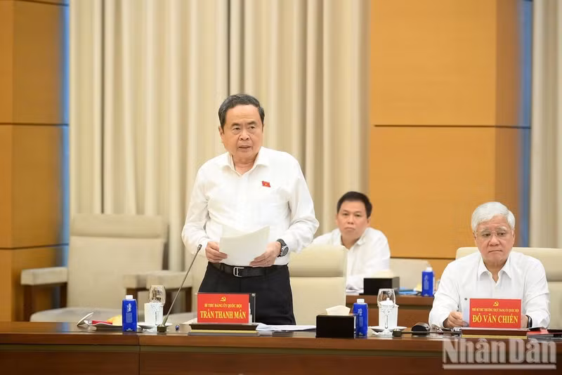 Tran Thanh Man, miembro del Buró Político del Comité Central del Partido, secretario del Comité del Partido en la Asamblea Nacional y presidente del Legislativo, en su intervención. (Foto: Nhan Dan)