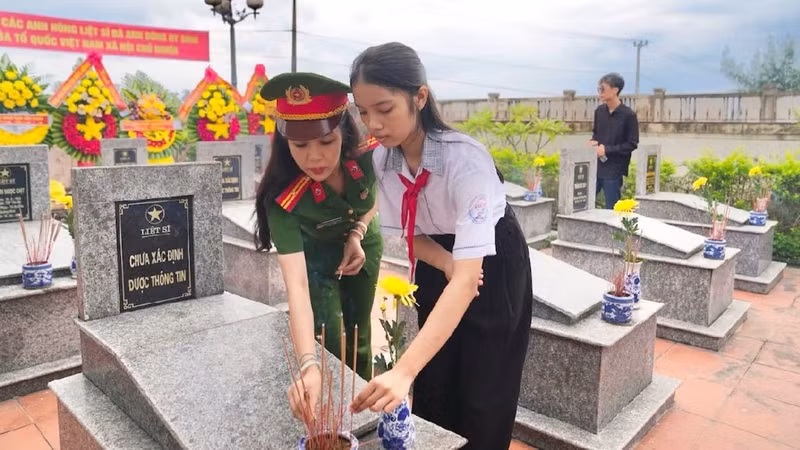 Visitantes colocan inciensos en el Cementerio de Mártires de guerra de Quang Phuc. (Foto: Nhan Dan)