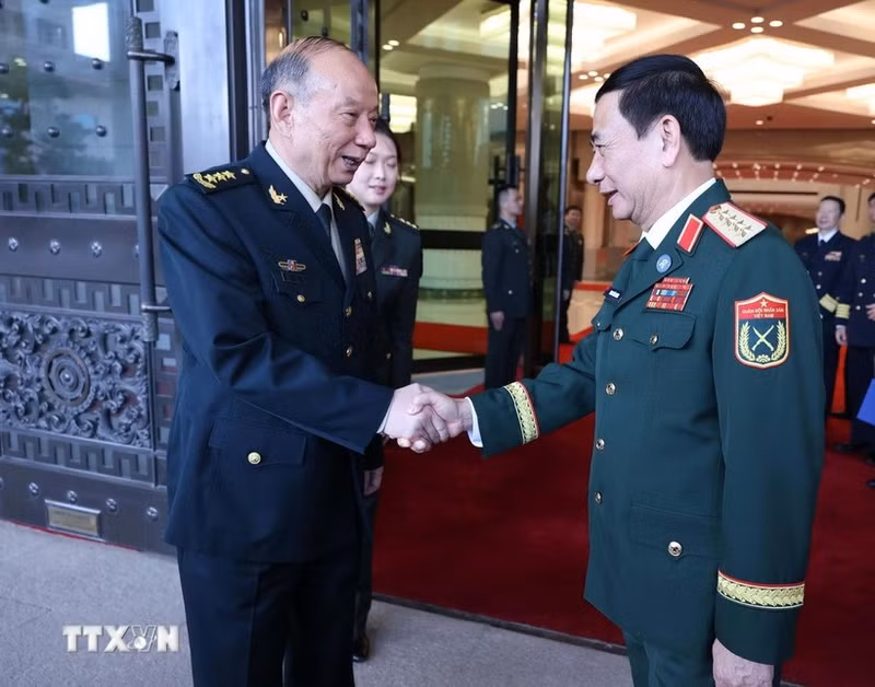 El general Phan Van Giang, viceprimer ministro y titular de Defensa de Vietnam (derecha), se reúne con el coronel general Zhang Shengmin, vicepresidente de la Comisión Militar Central de China. (Foto: VNA)