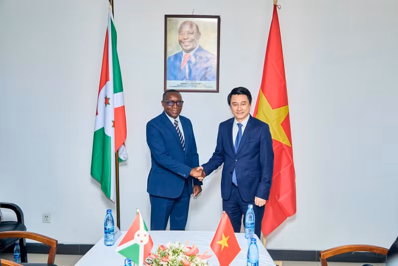 El viceministro vietnamita de Relaciones Exteriores Le Anh Tuan y el ministro burundés de Relaciones Exteriores, Édouard Bizimana. (Foto: Ministerio de Relaciones Exteriores de Vietnam)