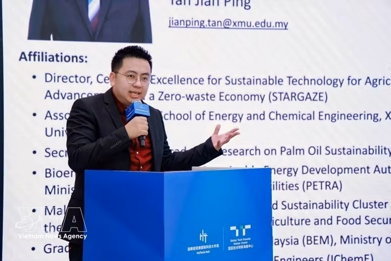 El profesor Tan Jian Ping, director del Centro Stargaze de Investigación sobre Agricultura Sostenible de la Universidad XMUM, habla en el evento. (Foto: VNA)