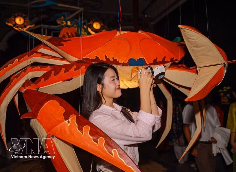 Visitantes disfrutan explorando juguetes tradicionales asociados con el Festival del Medio Otoño.