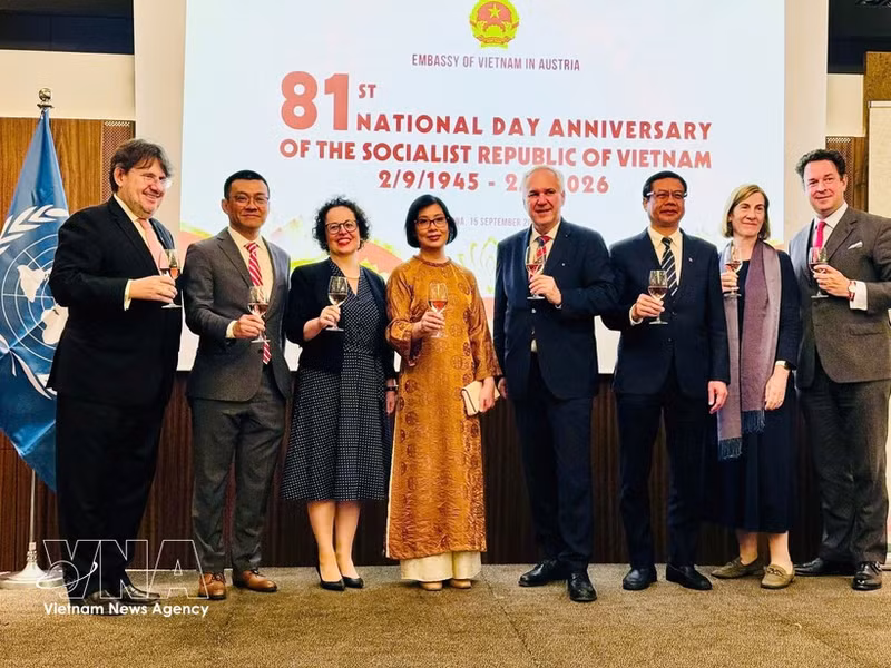 El embajador Vu Le Thai Hoang (segundo a la izquierda) e invitados alzan sus copas en un brindis durante la ceremonia de conmemoración. (Foto: VNA)
